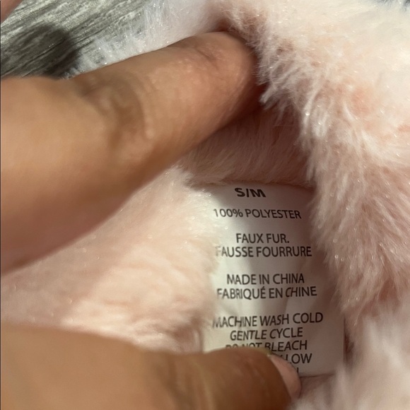 Splendid Soft Pink Fuzzy Slippers new Sizes S/M - Picture 3 of 5